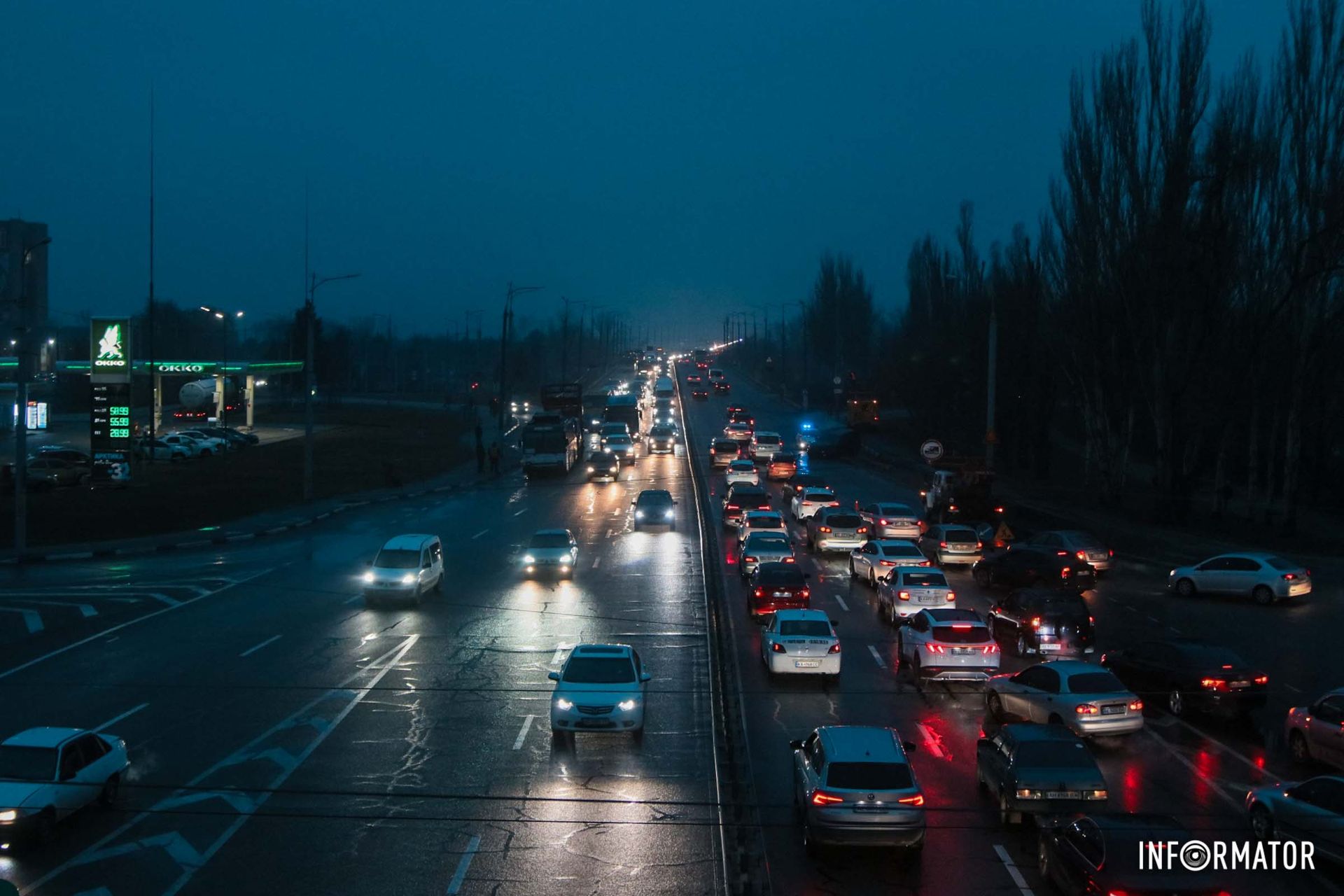 Станом на 17:45, комунальники прибрали електроопору з проїжджої частини і рух транспорту на Новому мосту у бік центра міста відновлений Станом на 17:45, комунальники прибрали електроопору з проїжджої частини і рух транспорту на Новому мосту у бік центра міста відновлений