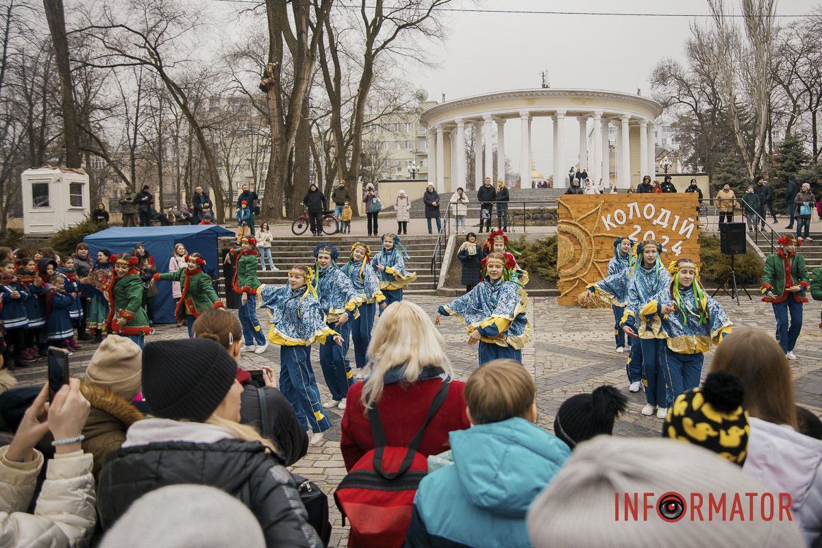 Загалом проводити зиму прийшла сотня людей Загалом проводити зиму прийшла сотня людей