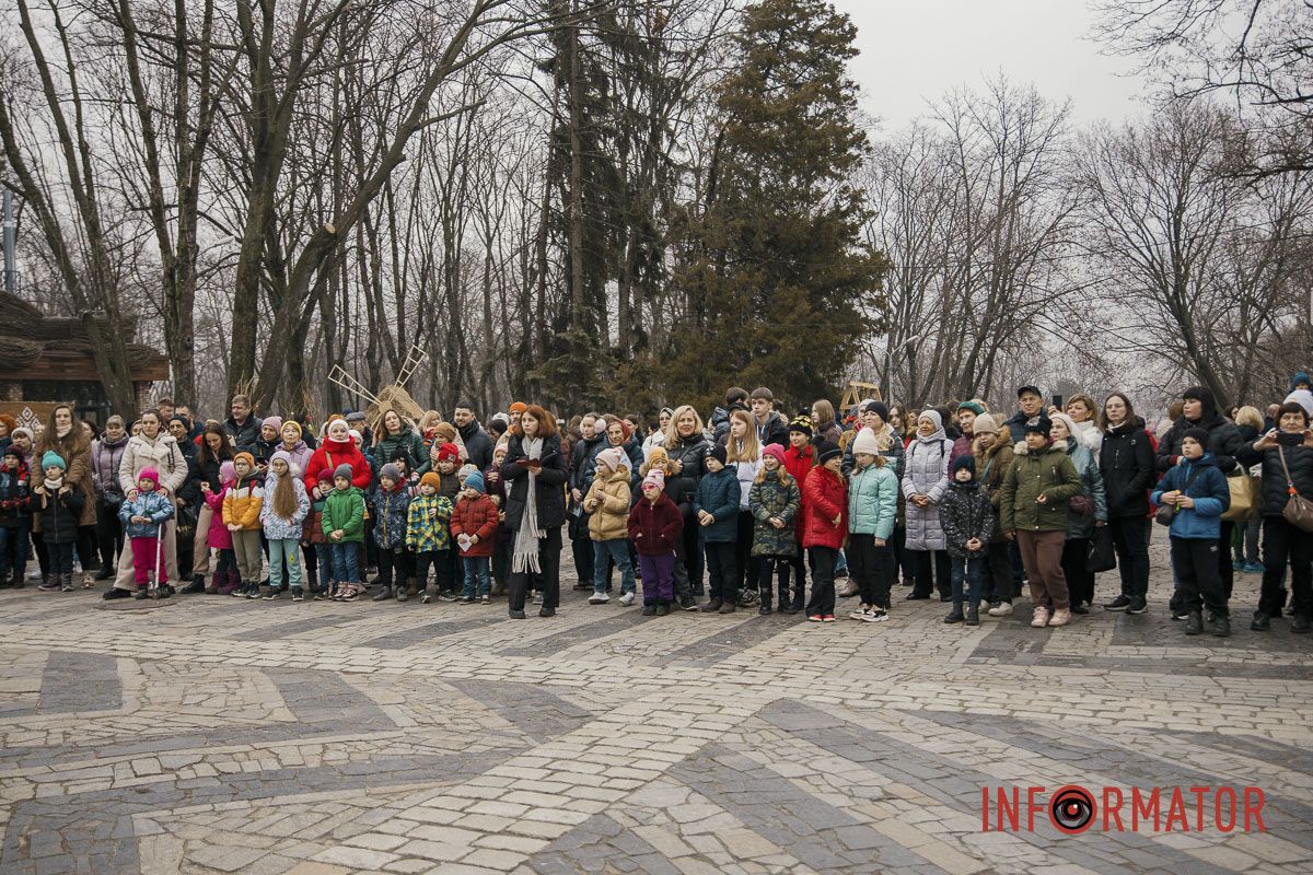 Також відвідувачі потім могли долучитися до танців у колі, яке й символізує Колодій Також відвідувачі потім могли долучитися до танців у колі, яке й символізує Колодій