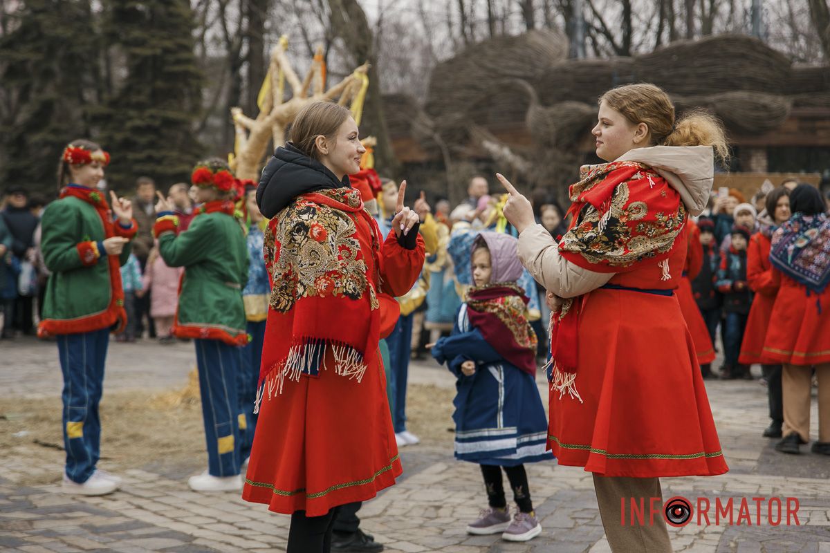 Вареники зазвичай щедро змащуючи вершковим маслом, сметаною чи вершками Вареники зазвичай щедро змащуючи вершковим маслом, сметаною чи вершками