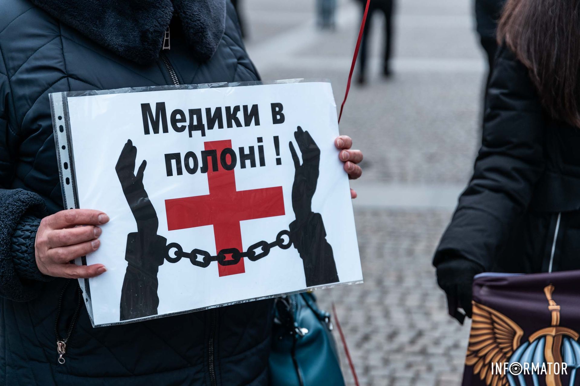 У суботу, 16 березня, у Дніпрі на Європейській площі знову зібрались рідні військовополонених та зниклих безвісти У суботу, 16 березня, у Дніпрі на Європейській площі знову зібрались рідні військовополонених та зниклих безвісти