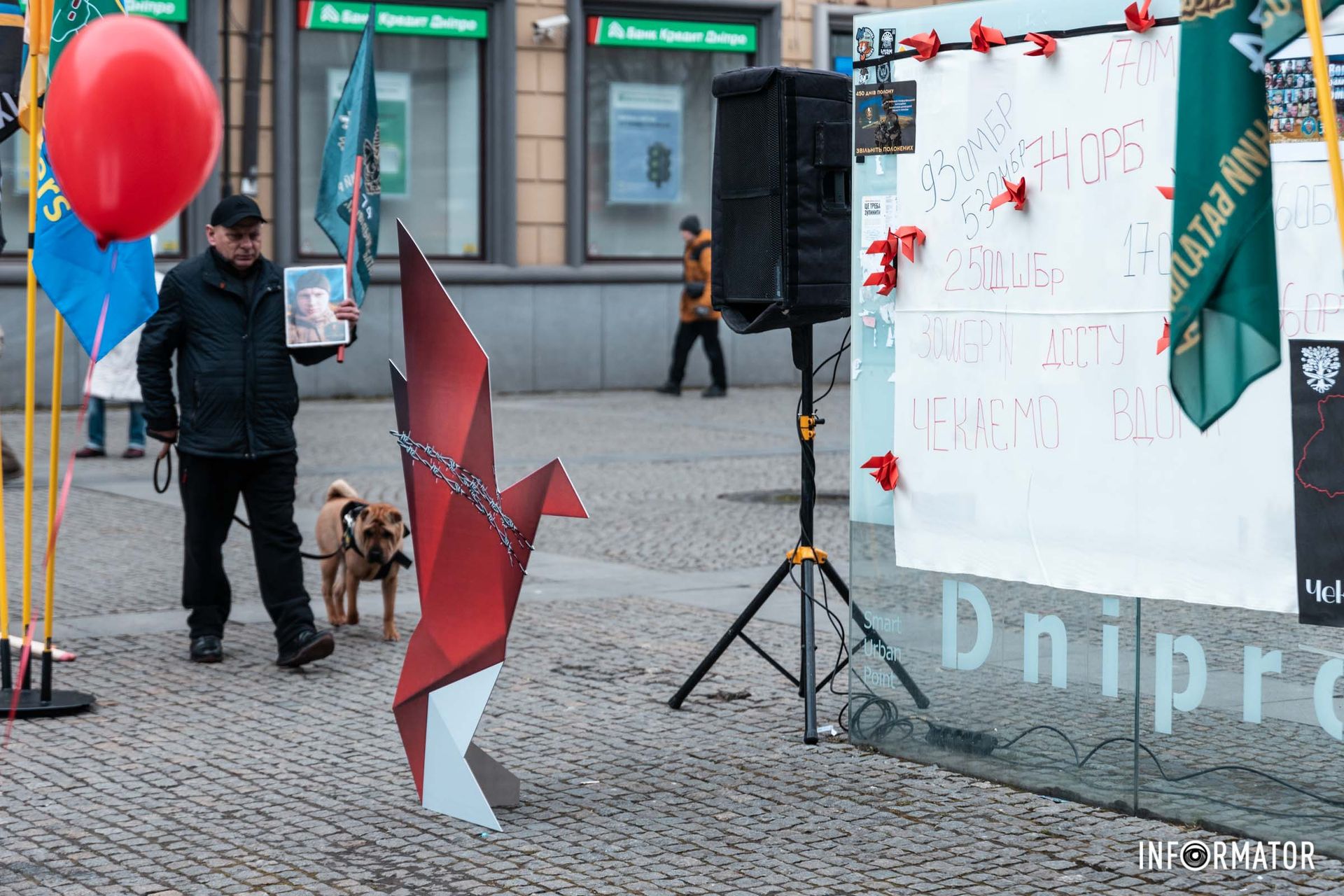 Для того, аби світ знав та пам'ятав про полонених українців організатори акції запровадили новий символ - червоний голуб у полоні Для того, аби світ знав та пам'ятав про полонених українців організатори акції запровадили новий символ - червоний голуб у полоні