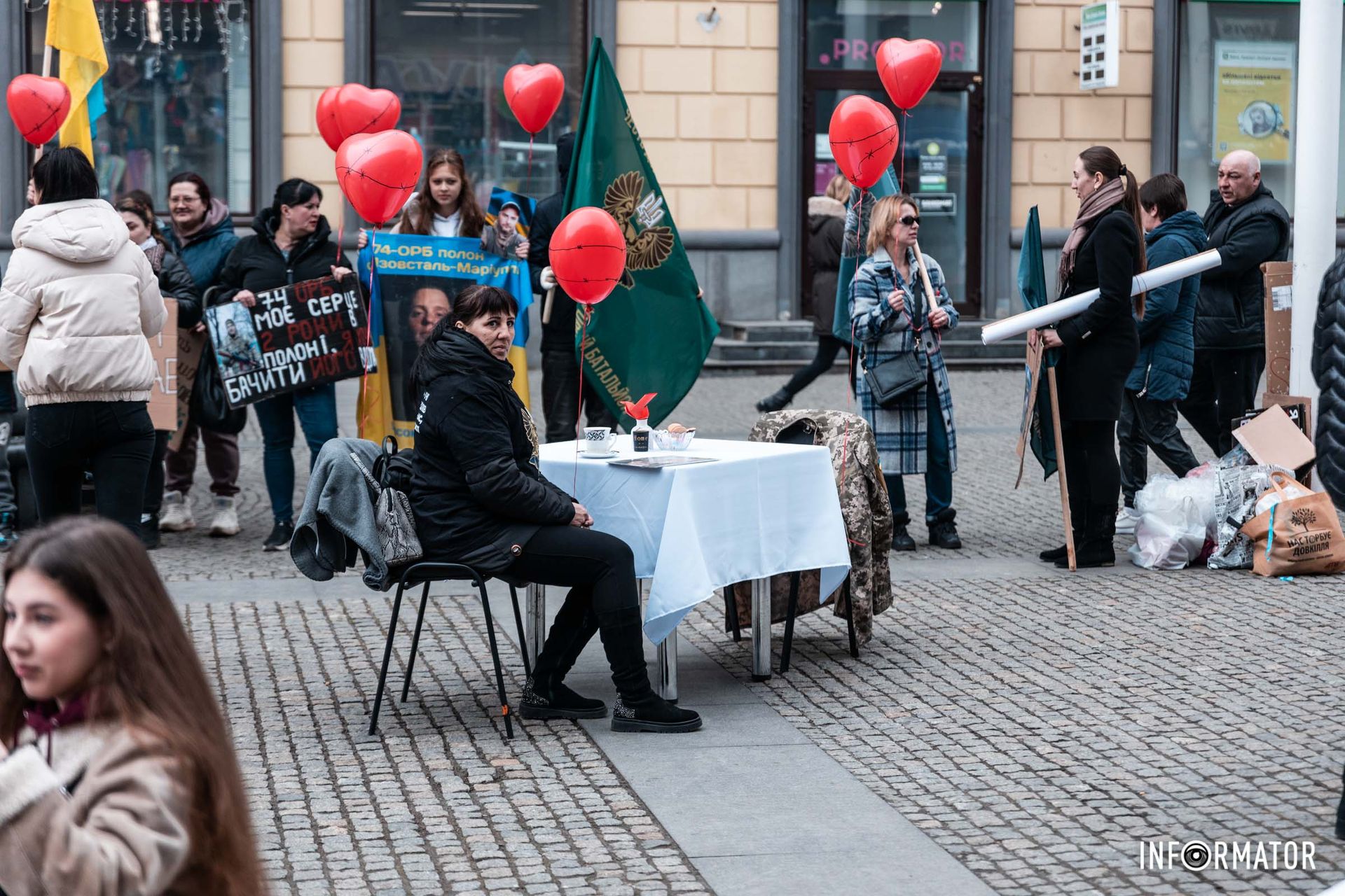 Навпроти пустий стілець, на спинку якого накинутий кітель Навпроти пустий стілець, на спинку якого накинутий кітель