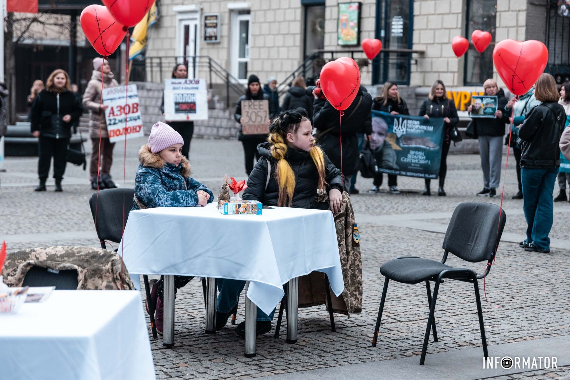 Також рідні військовополонених організували чуттєвий перфоманс Також рідні військовополонених організували чуттєвий перфоманс