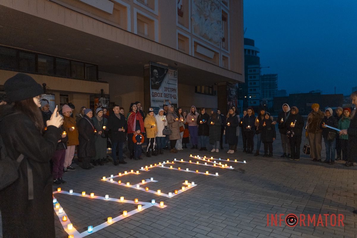 Люди собрались, чтобы почтить жертвы в Мариуполе