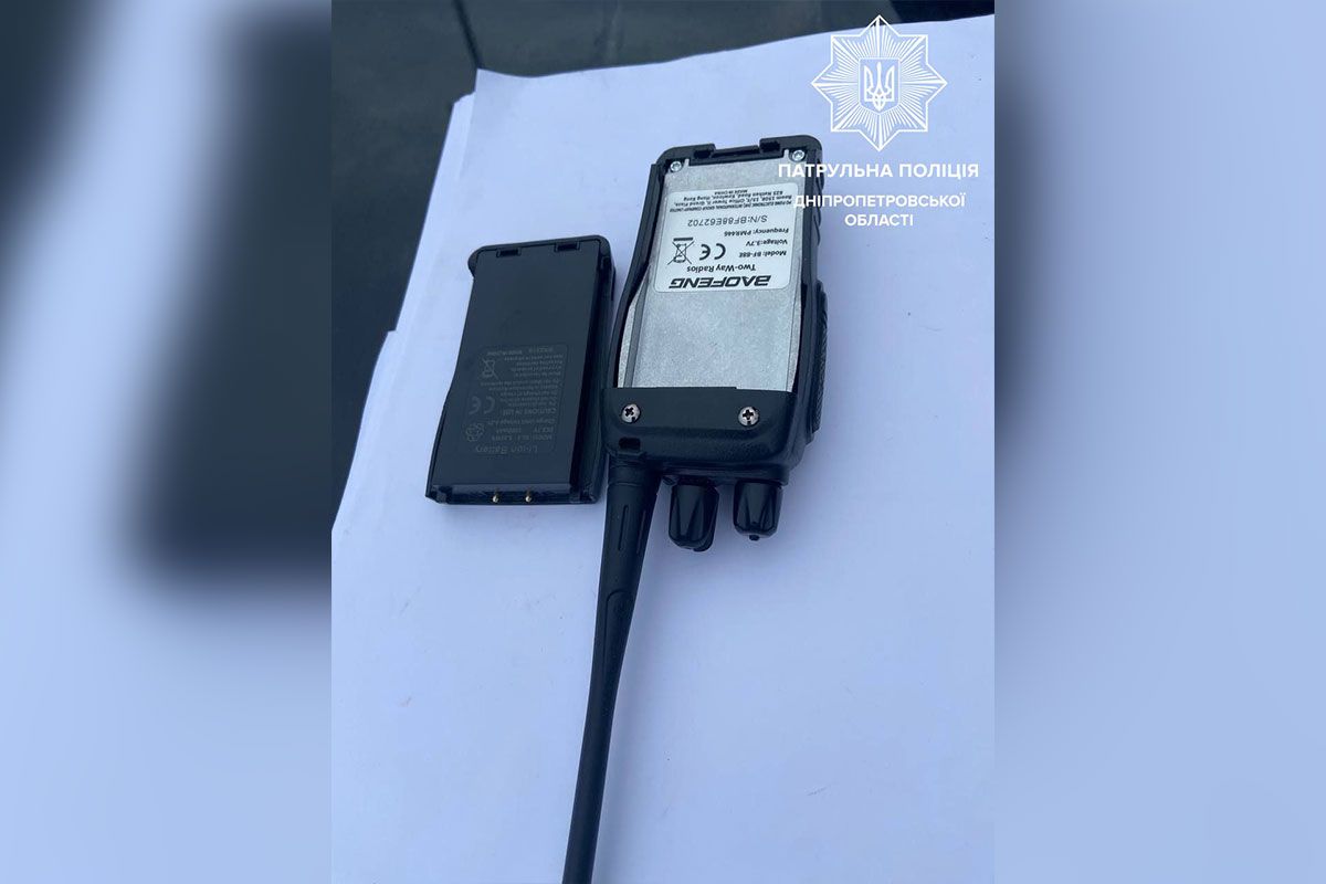 Патрульные остановили рядом с историческим музеем автомобиль Lexus LX 570.