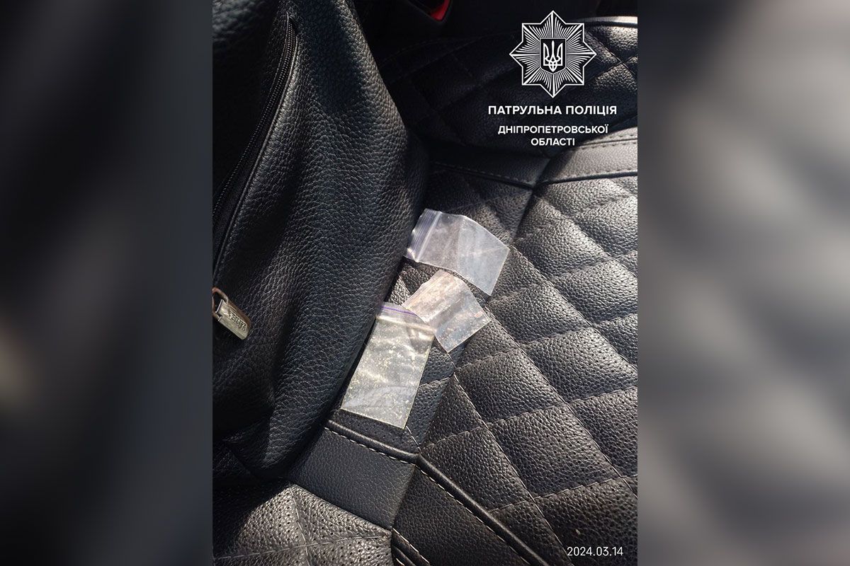 Оказалось, что у водителя в автомобиле было оружие, боеприпасы и наркотические вещества