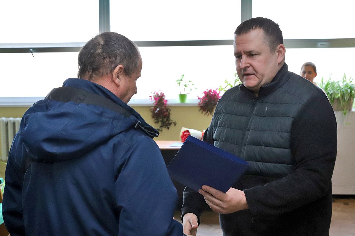 Это специалисты, работающие на разных предприятиях