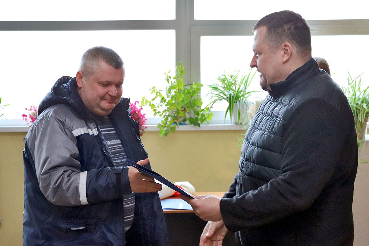 Благодарность получили мастера, слесари, ремонтники, диспетчеры, дворники и другие представители отрасли