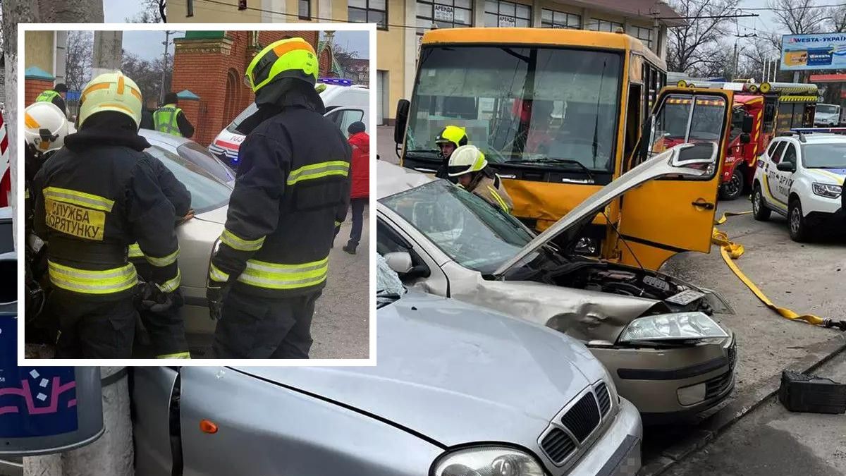 В Днепре на Лисиченко столкнулись Skoda и автобус №107, машины протаранили Daewoo Lanos: пострадали четыре человека