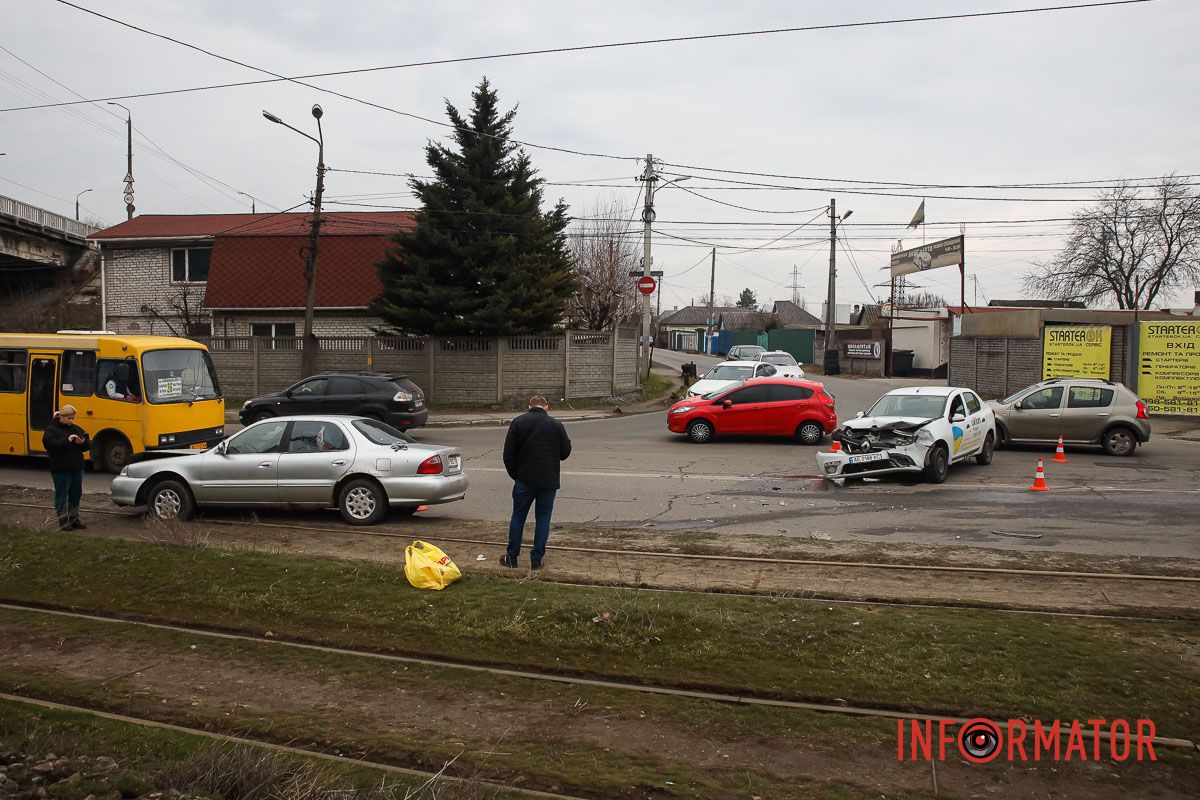 Тут дорогу не поділили Renault служби таксі Uklon та Kia