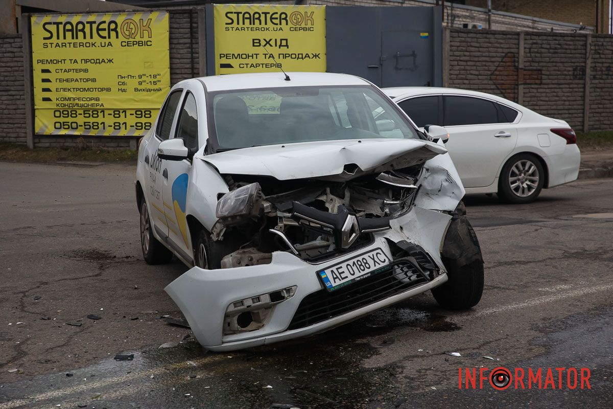 За попередньою інформацією, водій Renault служби таксі Uklon виїжджав з Луговської