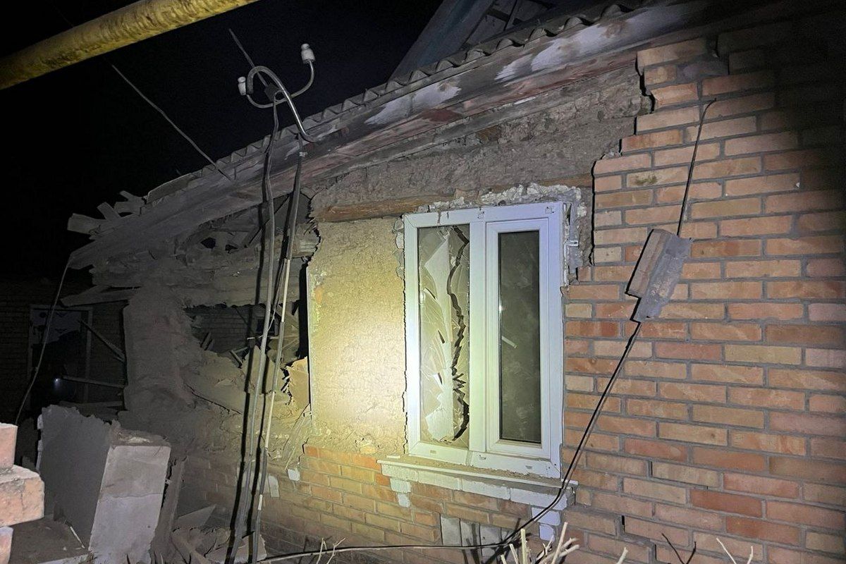 Истерзаны два хозяйственных сооружения, авто, гаражи, теплицы: войска РФ трижды обстреляли Никопольский район из артиллерии 3