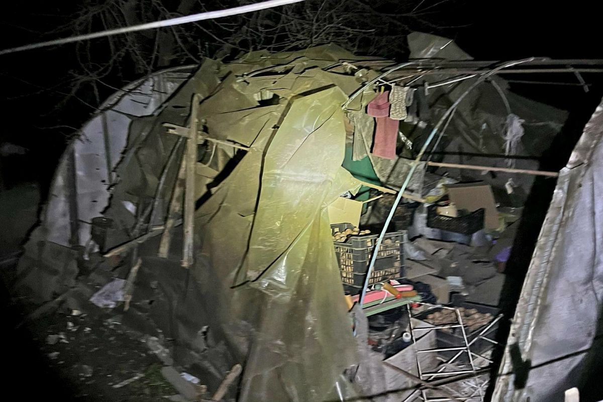 Истерзаны два хозяйственных сооружения, авто, гаражи, теплицы: войска РФ трижды обстреляли Никопольский район из артиллерии 4