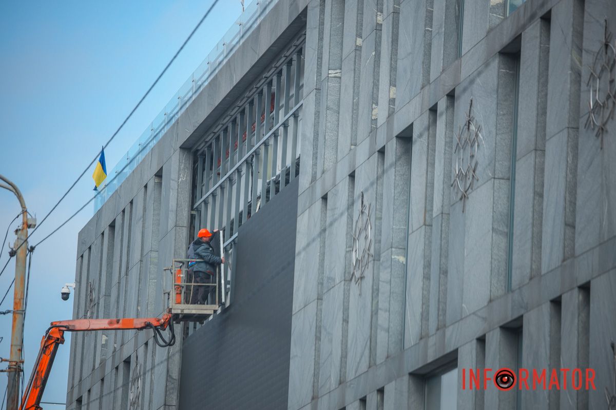 Знімають телеекран 