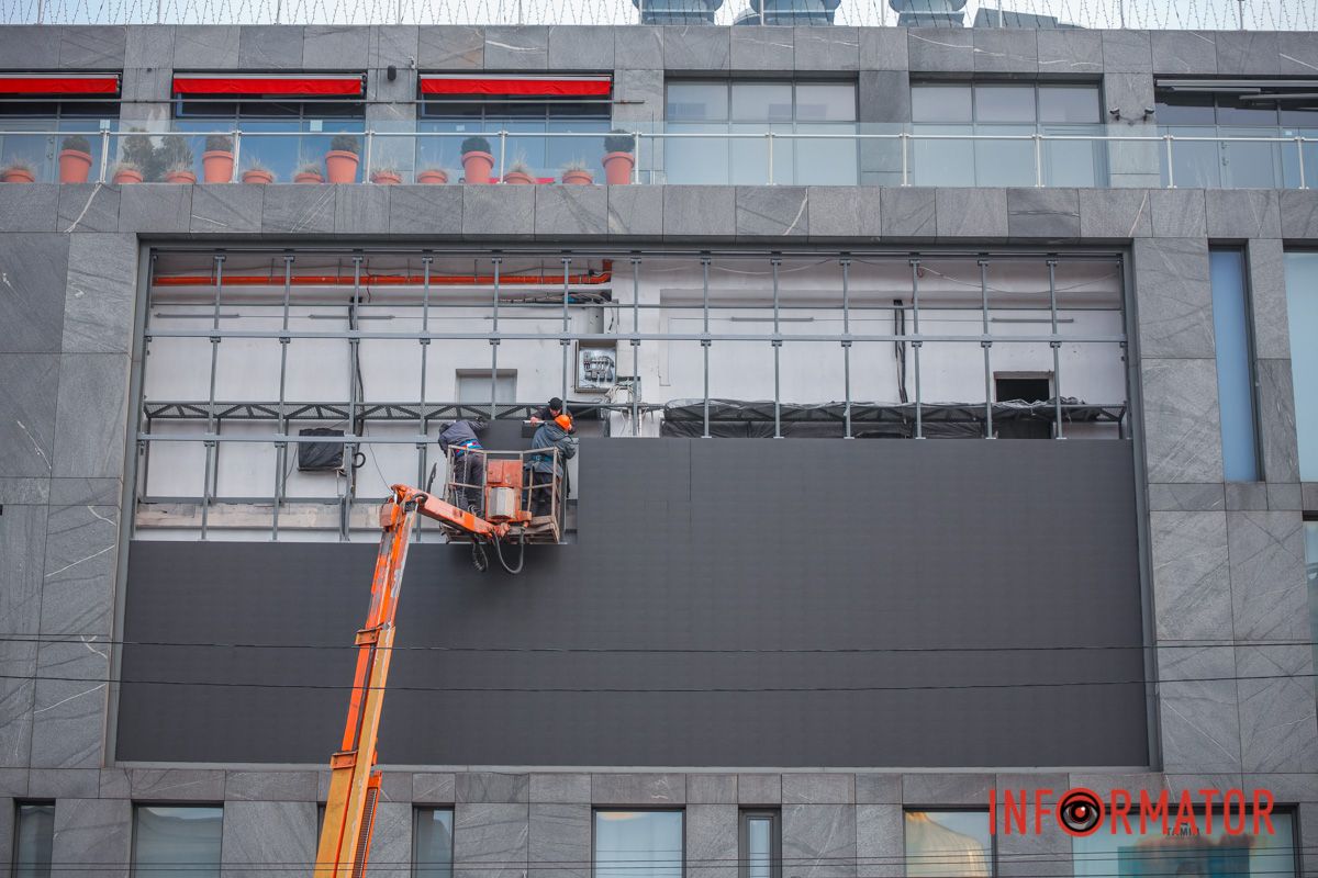 Екран висів збоку ТЦ "Пассаж"