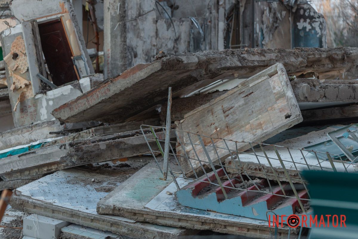 Територію огородили парканом 