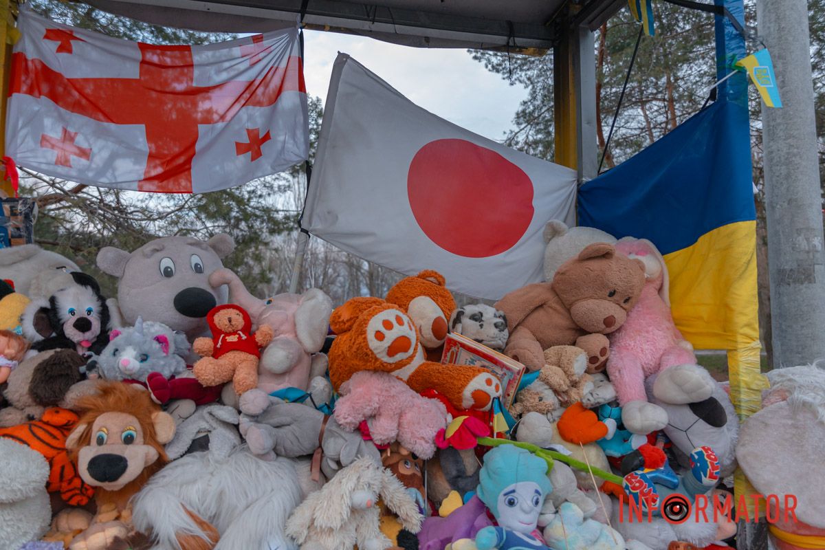 Люди приносять сюди м'які іграшки
