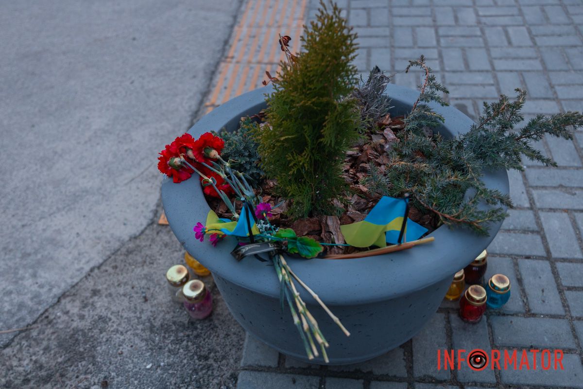 Люди приносять квіти