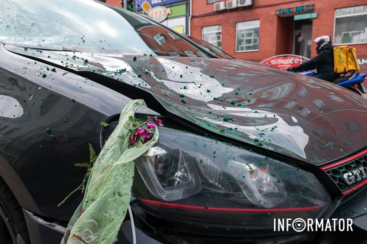 Тут чоловік потрапив під колеса Volkswagen Тут чоловік потрапив під колеса Volkswagen