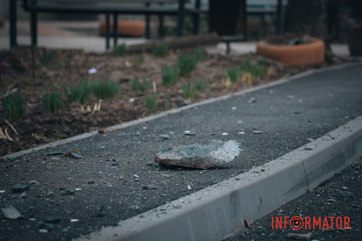 Также обломки рухнули в сквере Западный