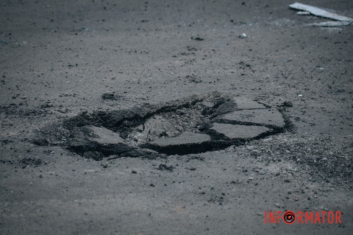 Следует на асфальте