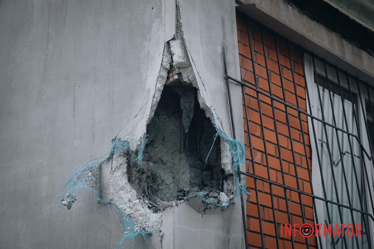 Здесь обломок попал в фасад