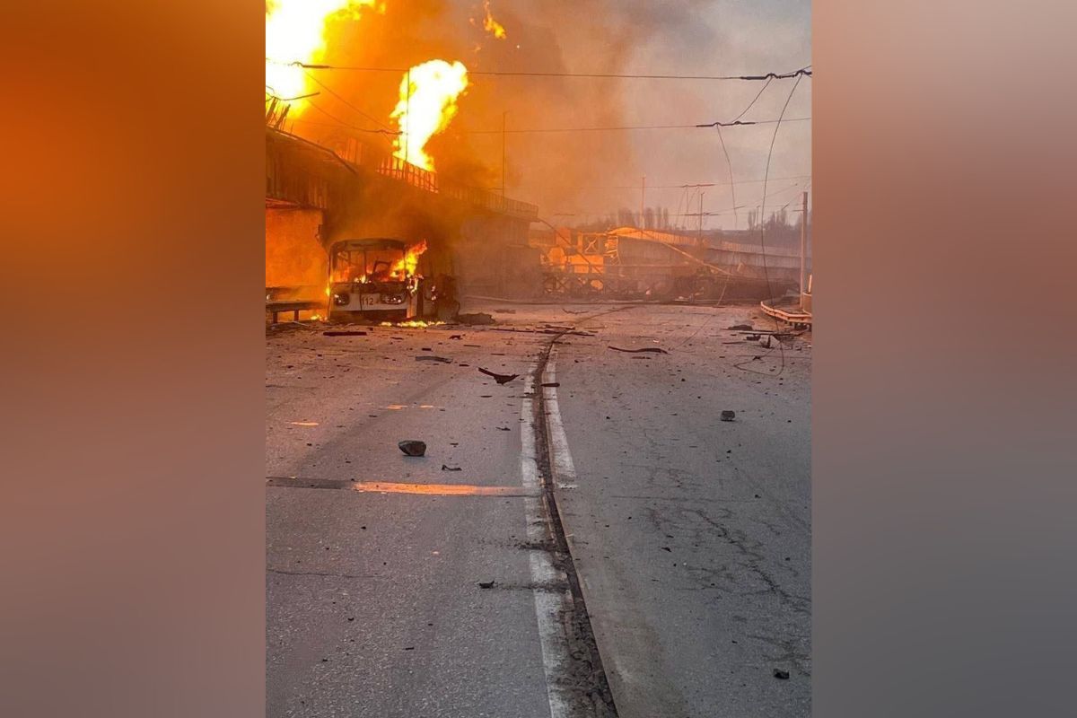 Пожежа, яка виникла на Дніпровській ГЕС внаслідок ворожої атаки