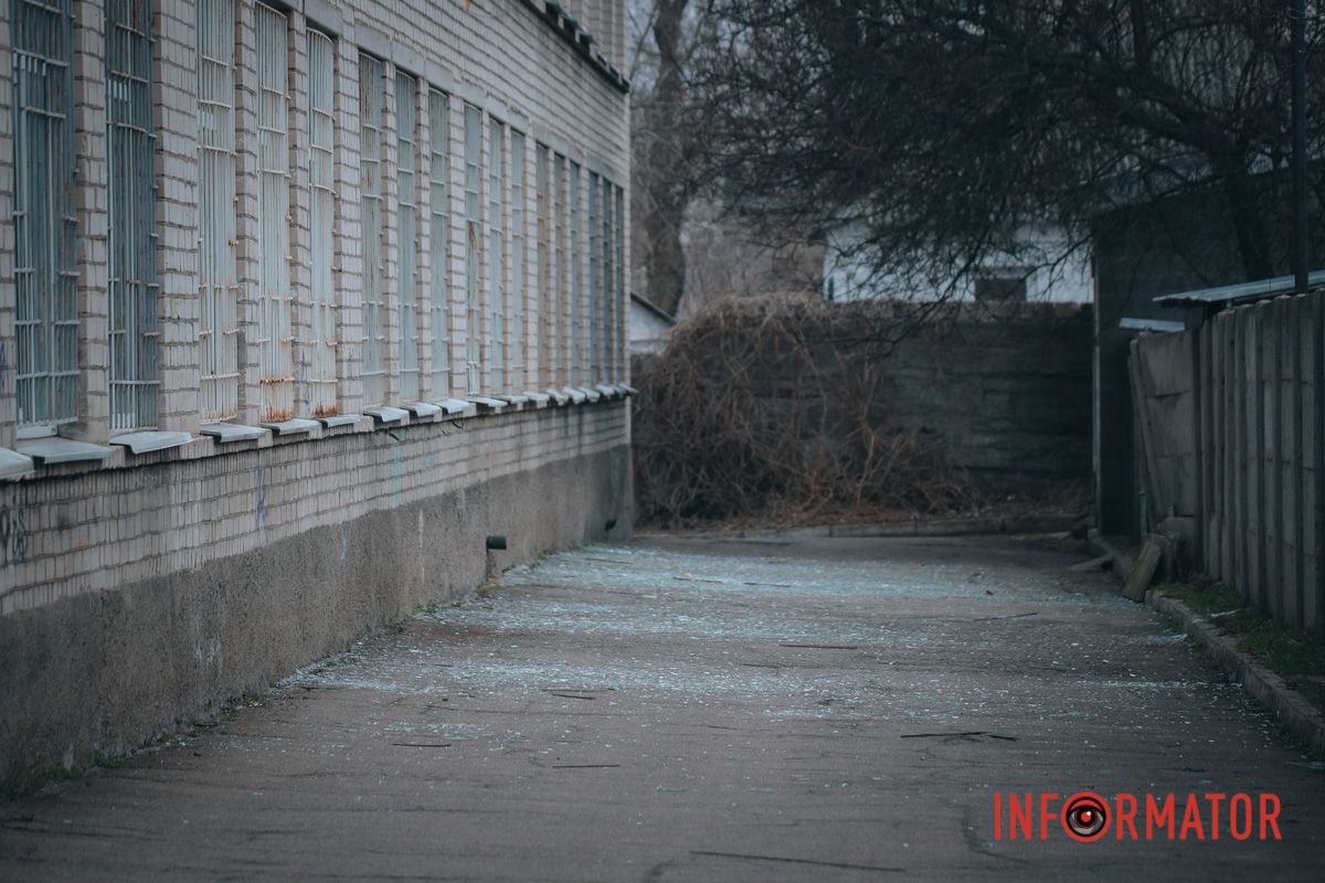 Выбитые окна в школе рядом