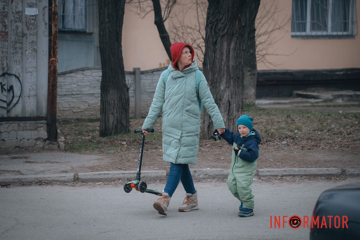 Прохожую внимательно рассматривают