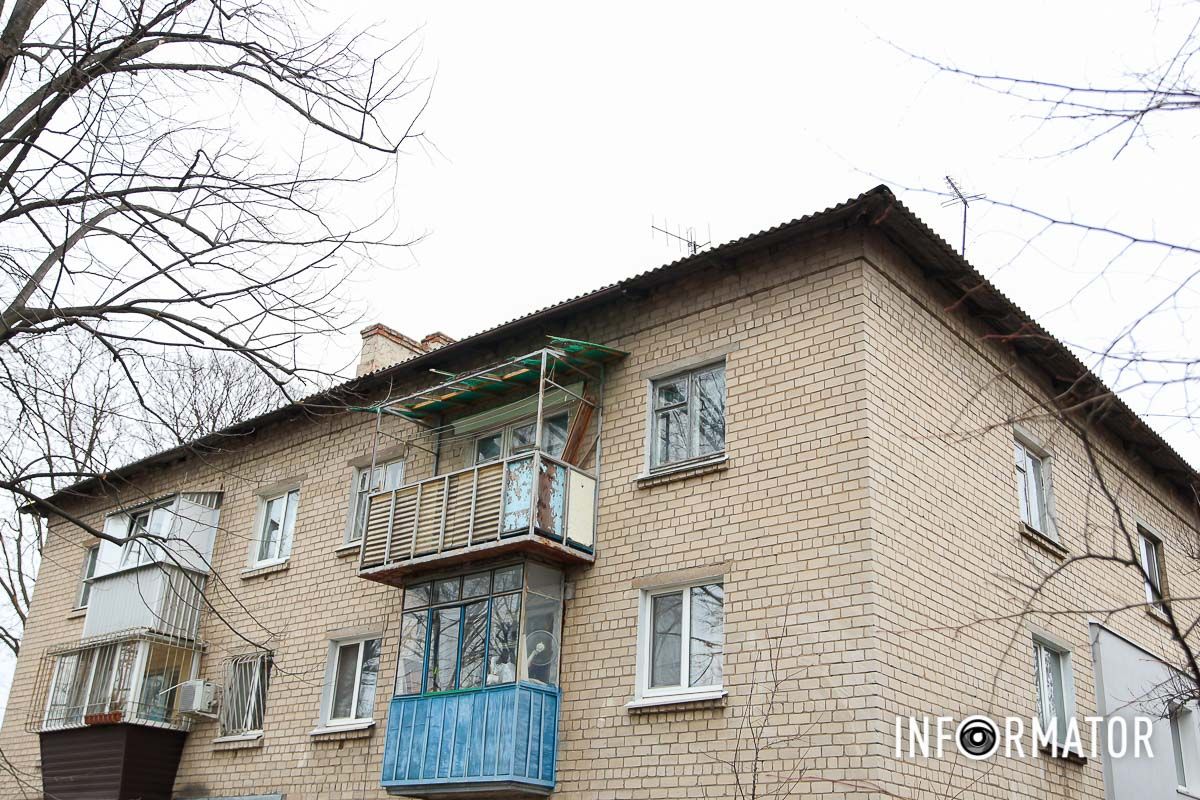 Здесь с крыши трехэтажного дома упал 34-летний мужчина