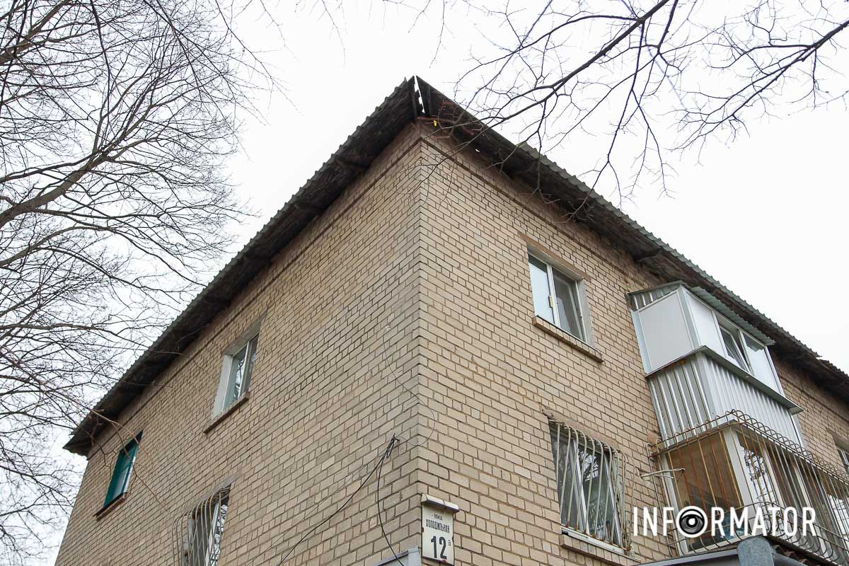 Свидетель произошедшего сообщил, что ремонтники работали со старыми веревками, без страховки и касок.