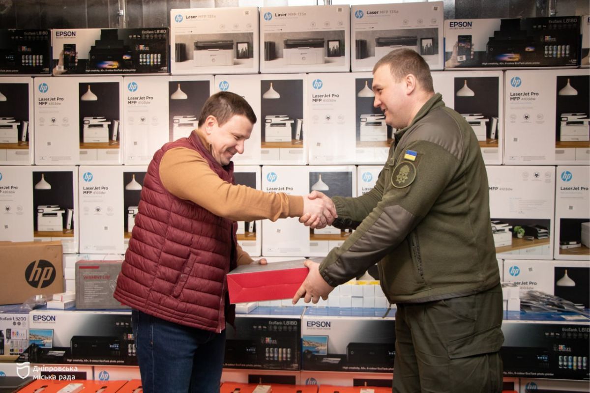Дніпряни передали захисникам 400 одиниць різного виду оргтехніки та обладнання