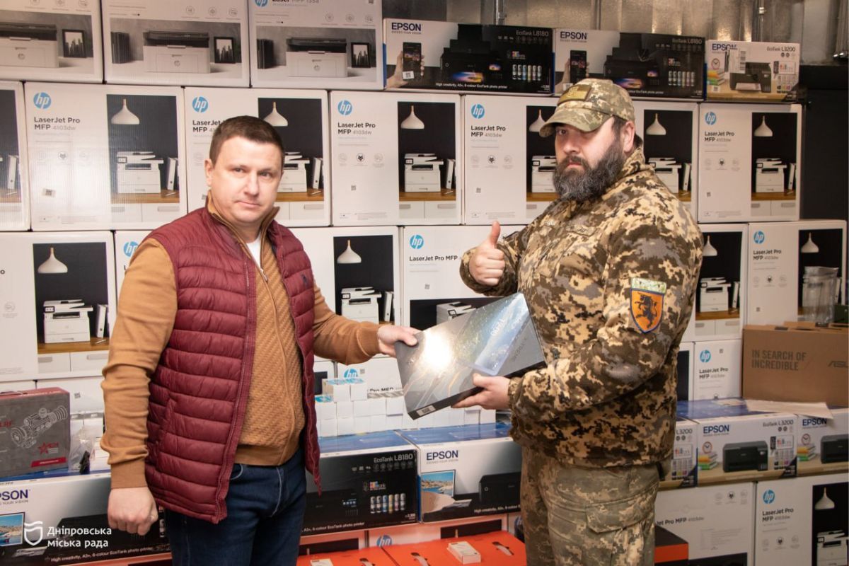 А ще - ручні тепловізійні монокуляри, персональні комп'ютери