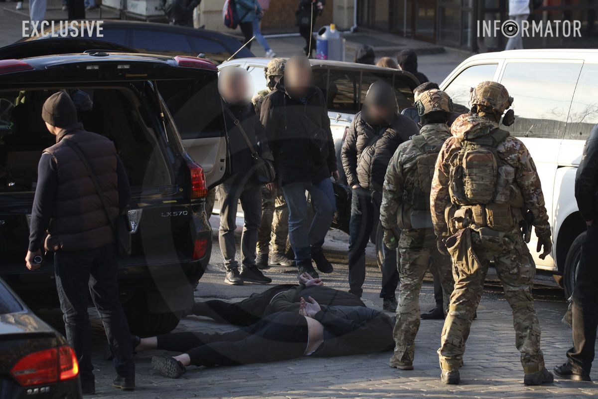 На мостовой трое задержанных