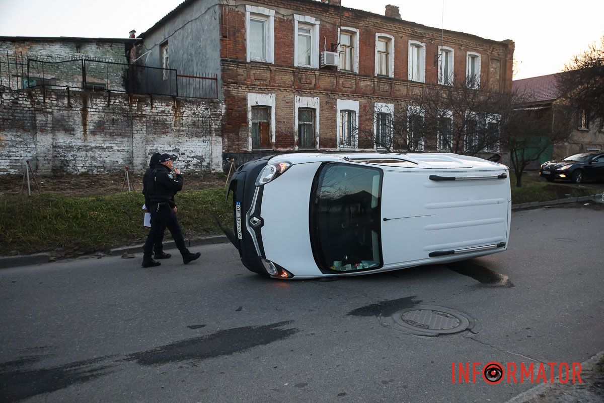 Renault від удару перекинувся на бік