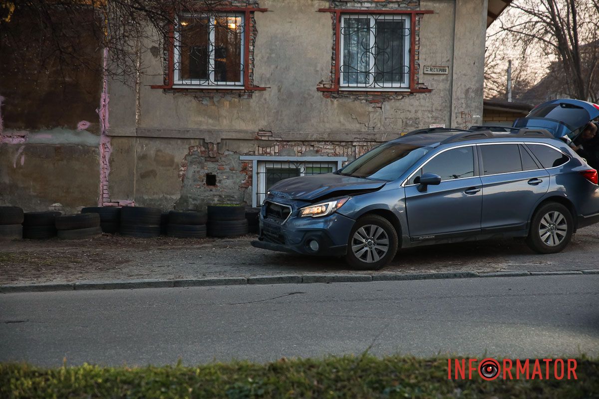 Subaru на тротуарі, проїзду не заважає