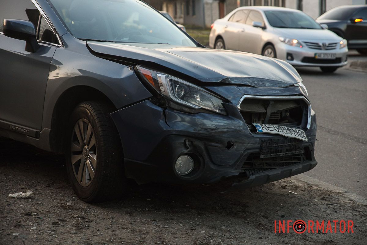 Пошкоджений Subaru  на тротуарі