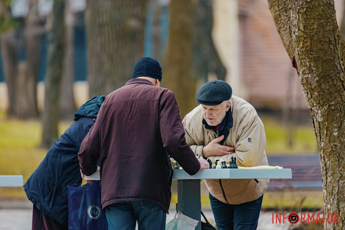 Заглянули від яблуні гілки,