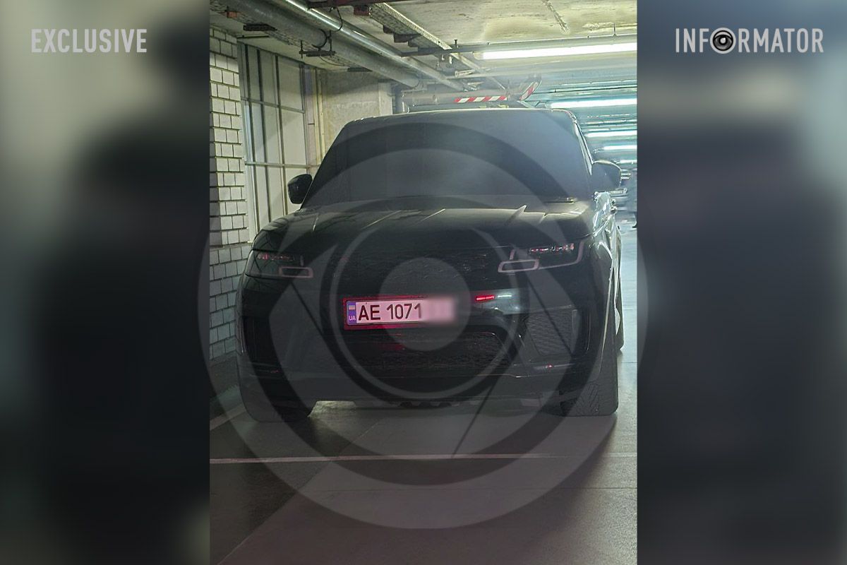 Цей же Land Rover Range Rover Sport на критому паркуванні Цей же Land Rover Range Rover Sport на критому паркуванні