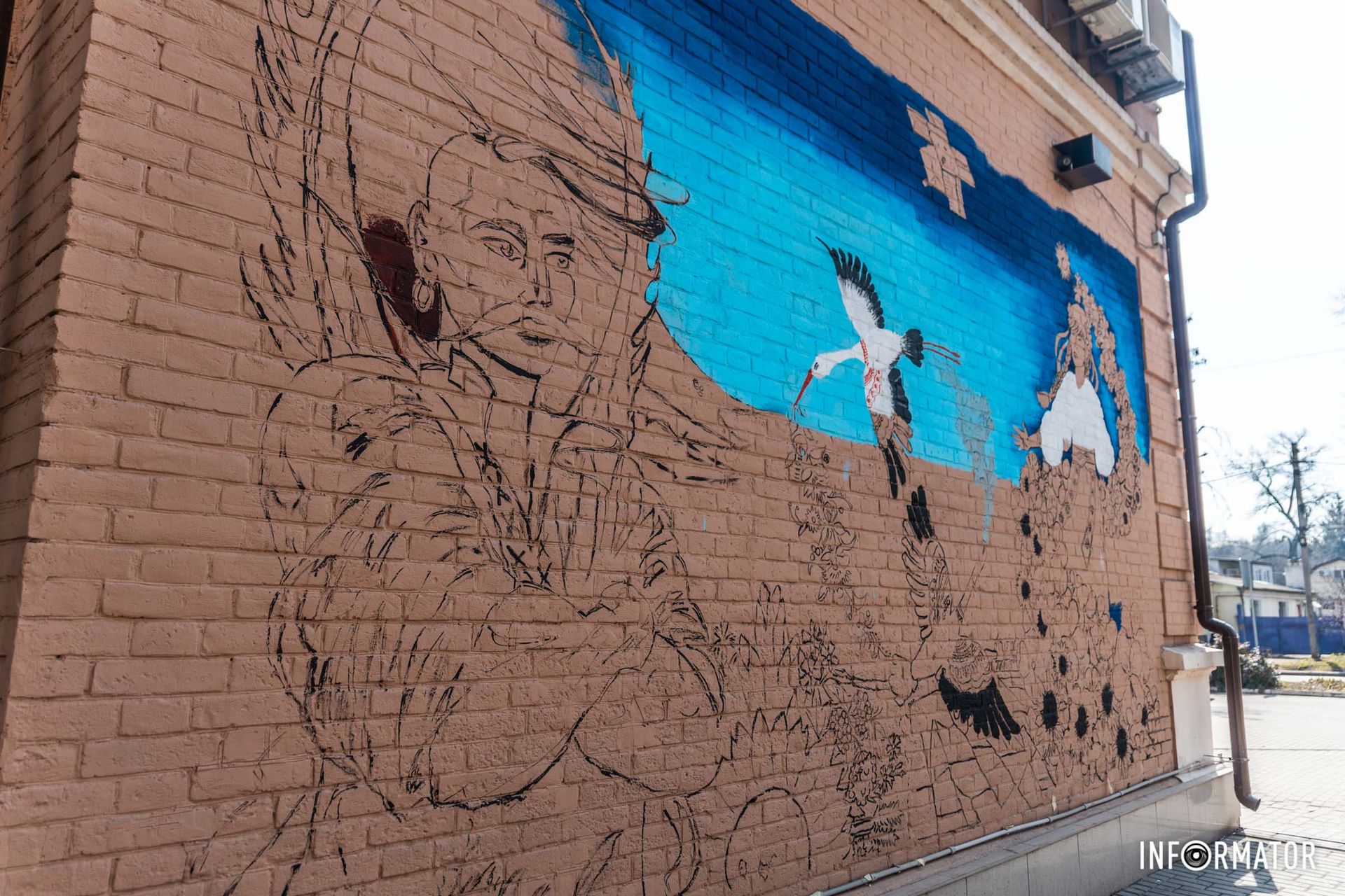 Его рисуют на одном из образовательных построек Его рисуют на одном из образовательных построек