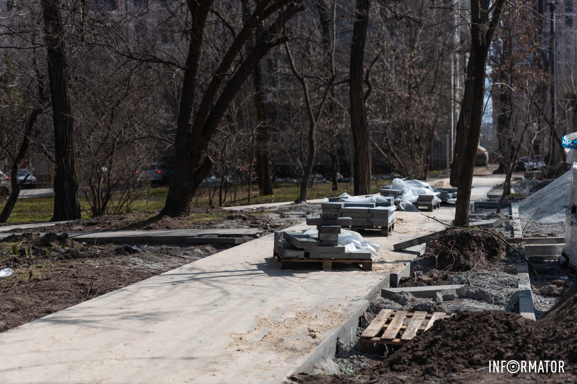 По словам рабочих, эти работы выполняются для удобства пешеходов По словам рабочих, эти работы выполняются для удобства пешеходов