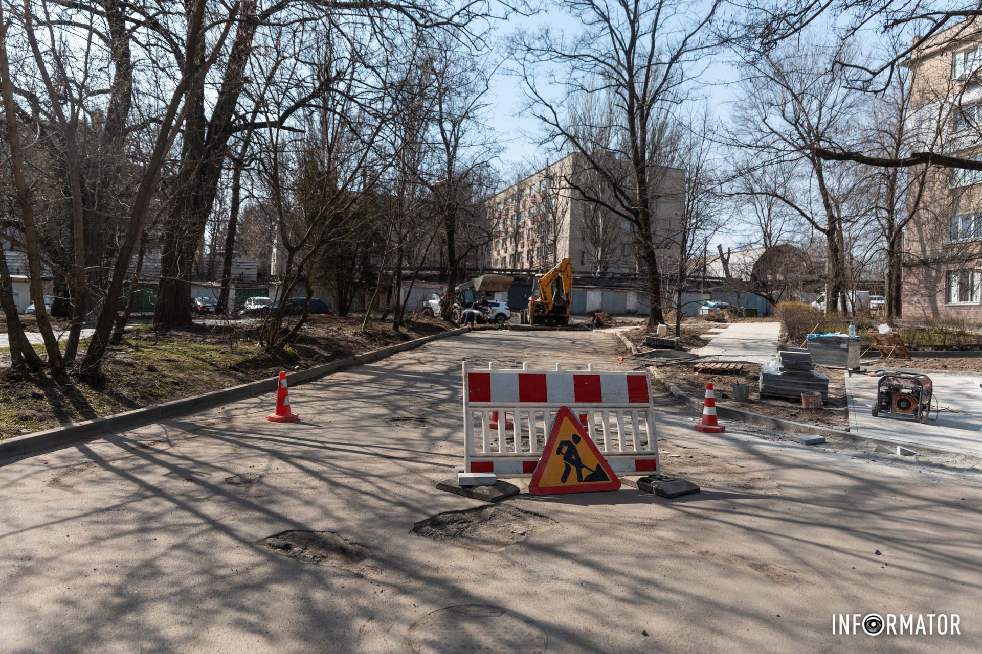 В районе перекрестка с улицей 8 марта укладывают тротуарную плитку В районе перекрестка с улицей 8 марта укладывают тротуарную плитку