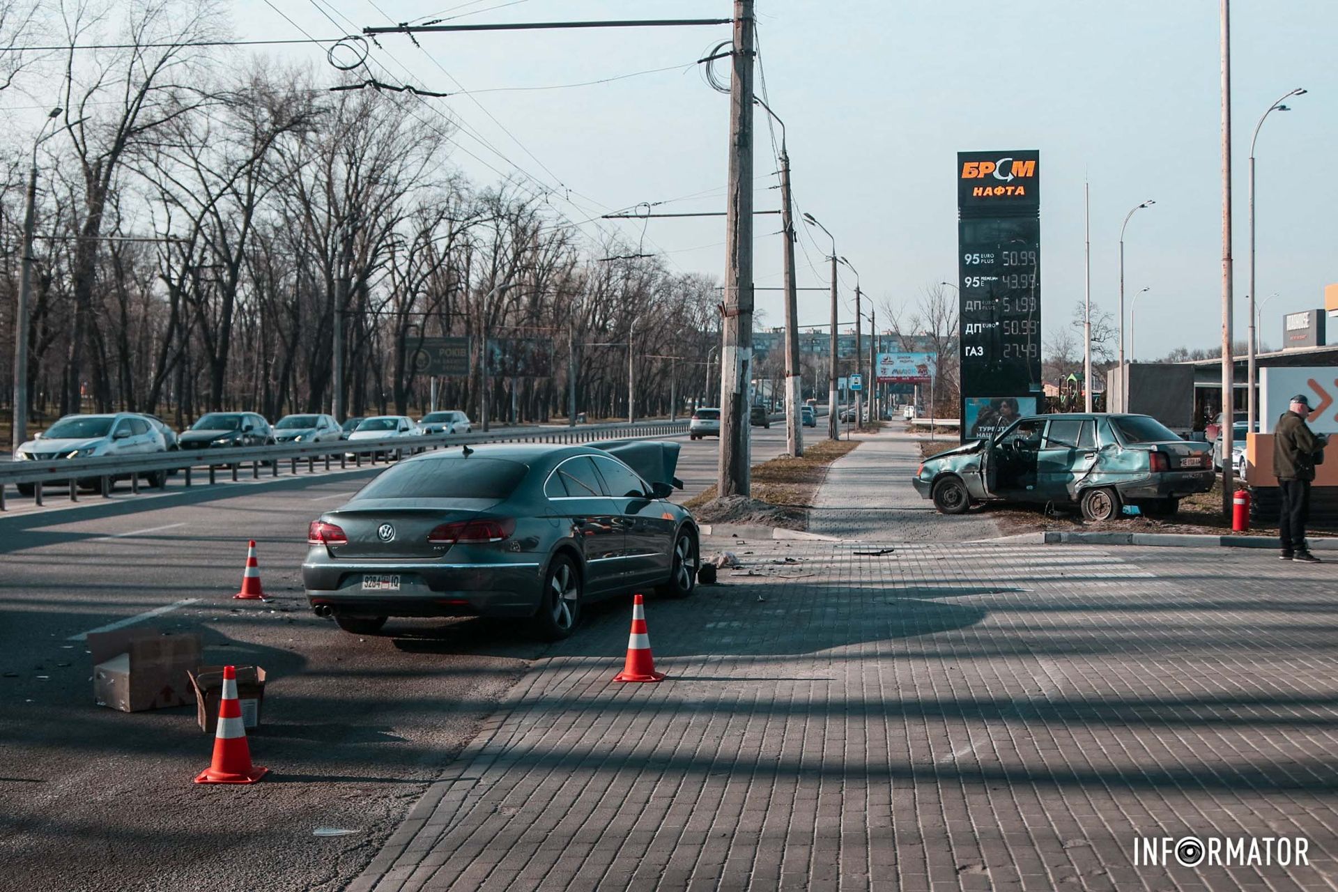 На дорозі уламки від транспортних засобів