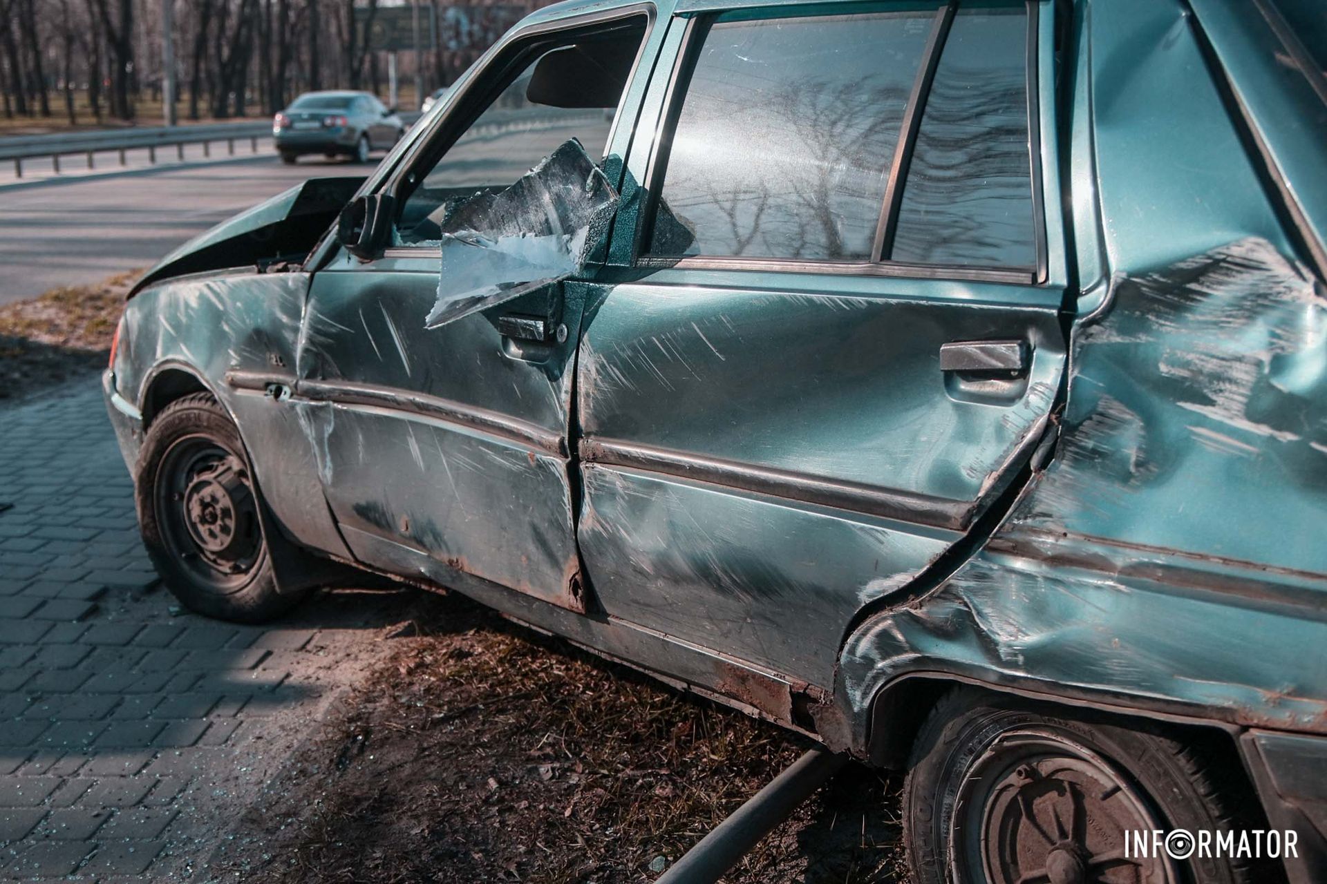 За попередньою інформацією від патрульних поліцейських, обидві автівки рухались по Запорізькому шосе з боку вулиці Генерала Пушкіна