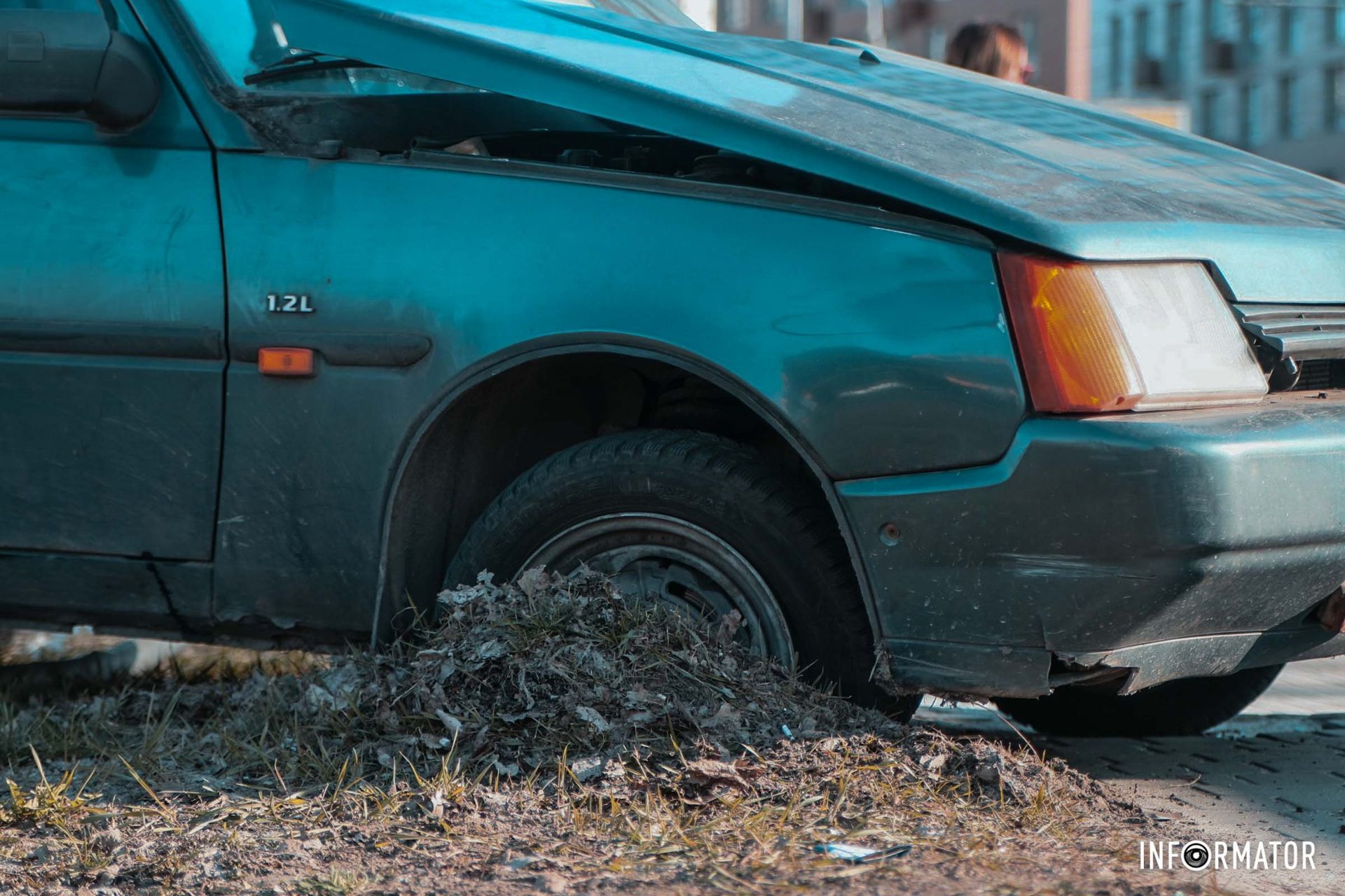 Остання автівка від удару вилетіла на тротуар та знесла дорожній знак