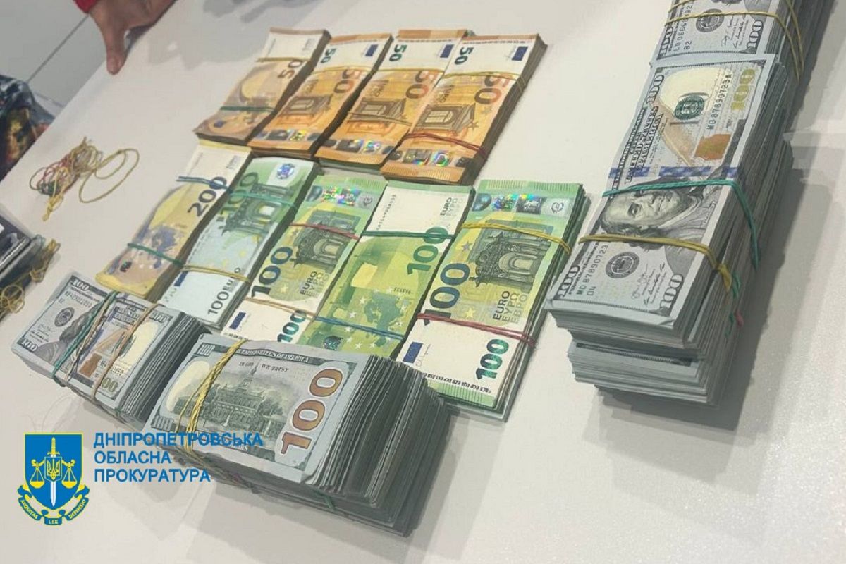 Вилучені кошти під час обшуків Вилучені кошти під час обшуків