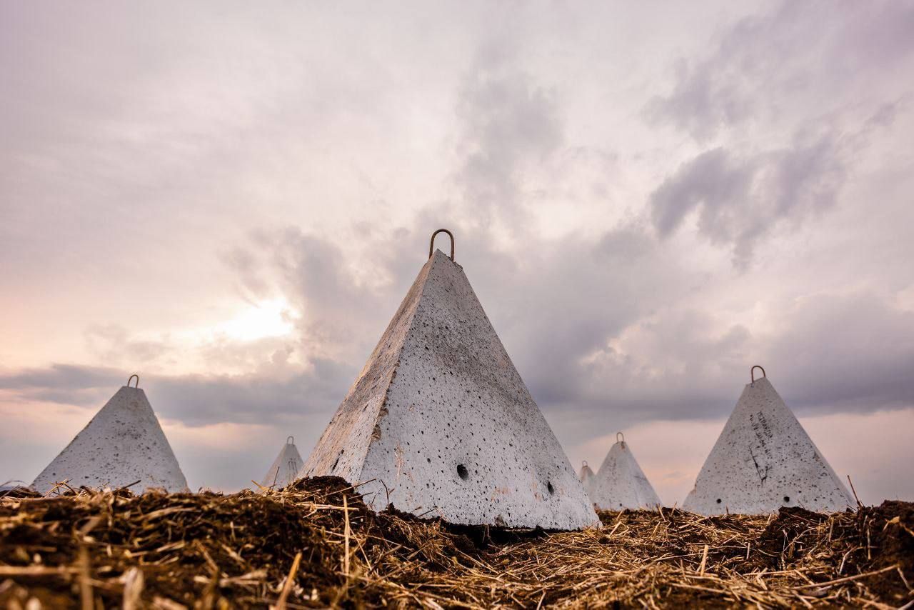 Загалом планують розмістити 42 тисяч бетонних пірамід Загалом планують розмістити 42 тисяч бетонних пірамід