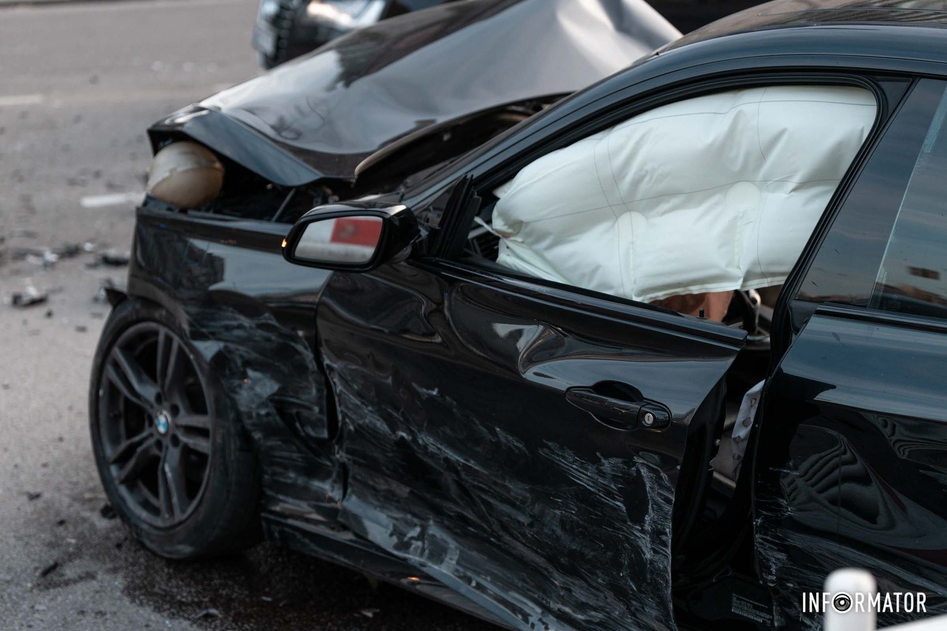 Машины столкнулись на перекрестке Машины столкнулись на перекрестке