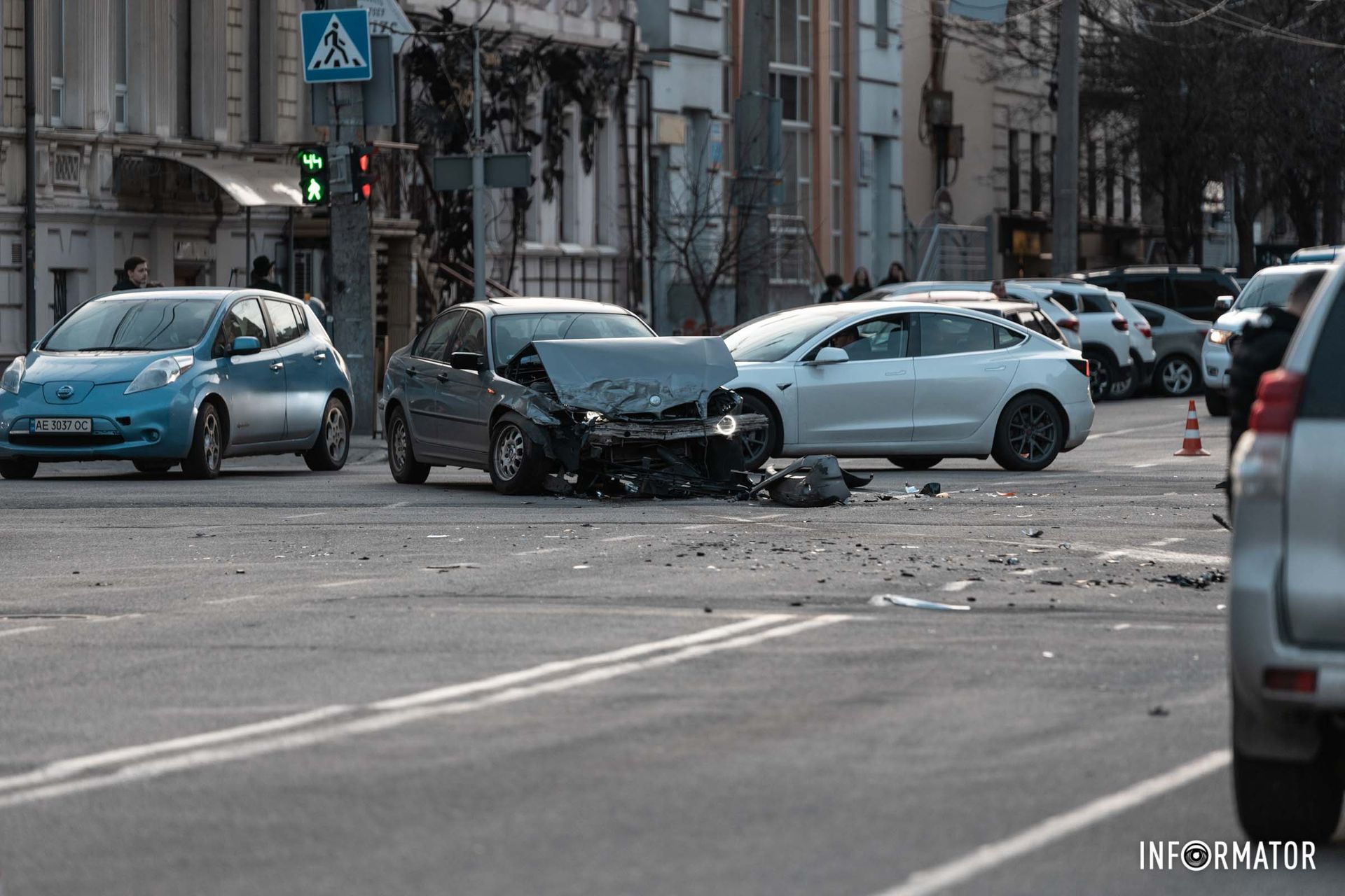 BMW черного цвета ехала по улице Европейской в сторону Сечеславской Набережной BMW черного цвета ехала по улице Европейской в сторону Сечеславской Набережной